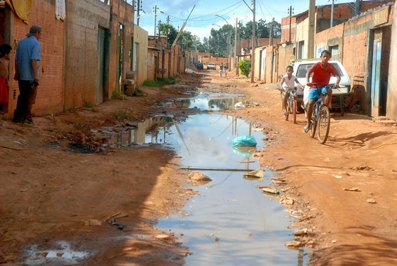 Local sem saneamento básico em Brasília: em 2011, apenas 609 municípios já haviam elaborado seus planos de saneamento