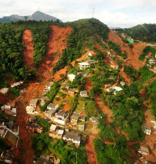 Imagem aérea mostra devastação em bairro de Nova Friburgo, durante deslizamentos ocorridos por conta da chuva, em 2011. Falta de planejamento para prevenção de desastres naturais pode fazer novas vítimas (Foto: Marino Azevedo/Governo do Estado do Rio de Janeiro)