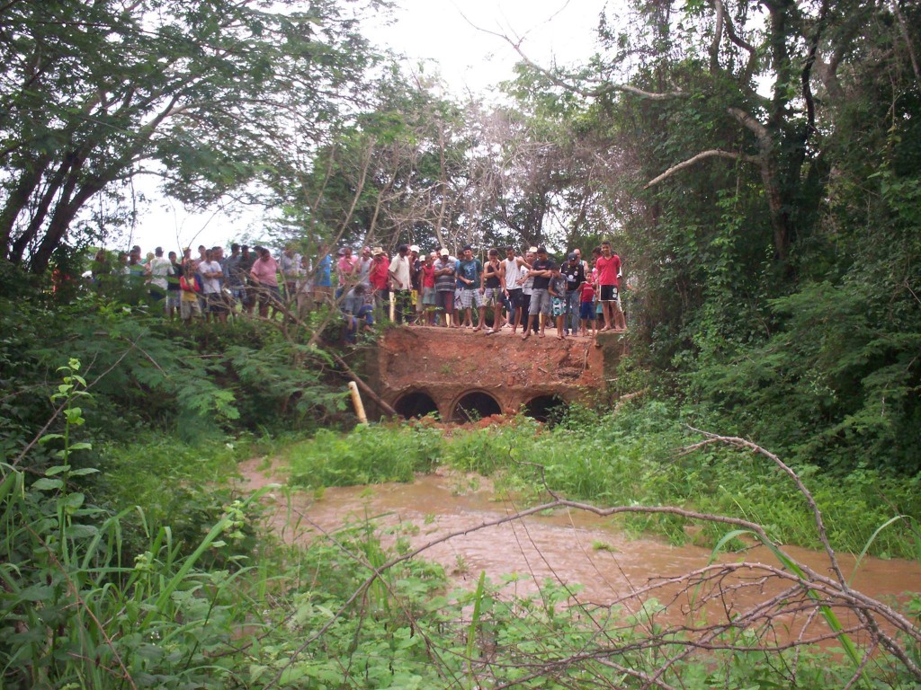 moradores mandacaia acompanha chegada a agua