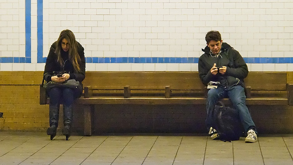 people-using-smartphones