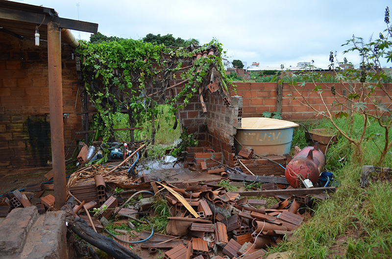 Força da água derrubou muro e danificou equipamentos utilizados no lava jato. Foto: Aloísio Costa.