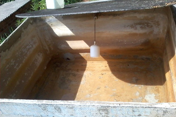 caixa de agua vazia em irundiara