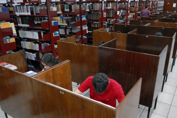 A tendência mundial é não negar o avanço tecnológico, mas incorporá-lo às bibliotecas com livros físicosArquivo/Renato Araujo/Agência Brasil